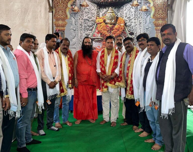 जिला प्रेस क्लब कार्यकारिणी ने लिया अखिल भारतीय अखाड़ा परिषद अध्यक्ष से आशीर्वाद