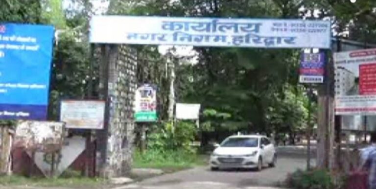 नगर निगम में सफाई कर्मियों हंगामा, नगर आयुक्त पर धमकी देने का आरोप