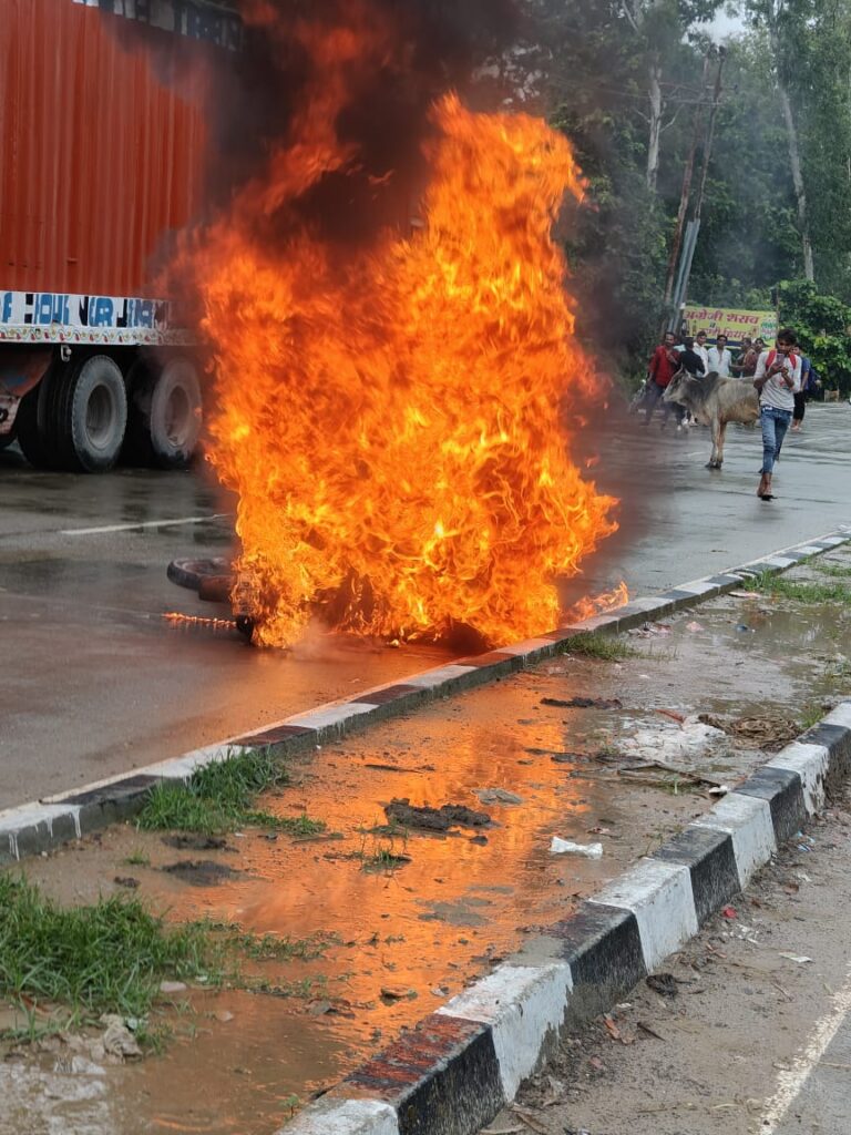 बाइक मे लगी आग, बाल-बाल बचे वाहन सवार