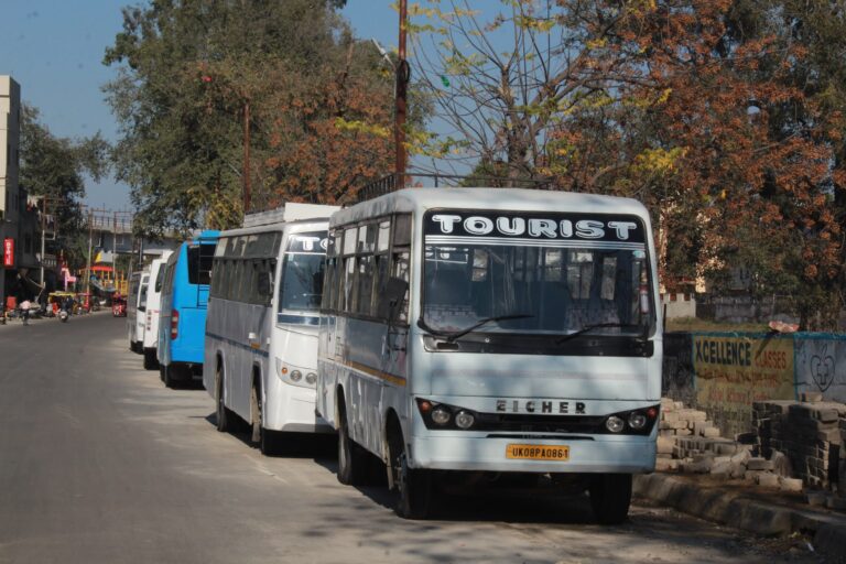 प्रशासन की उदासीनता के चलते सिकुड़ रही हैं शहर की सड़के