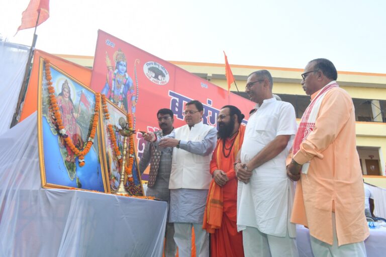 बजरंग दल के कार्यक्रम में द्वीप प्रज्वलित करते मुख्यमंत्री