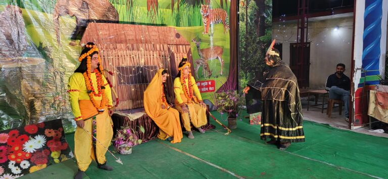 श्रीरामलीला रंगमंच मायापुर में सीता हरण की लीला का मंचन