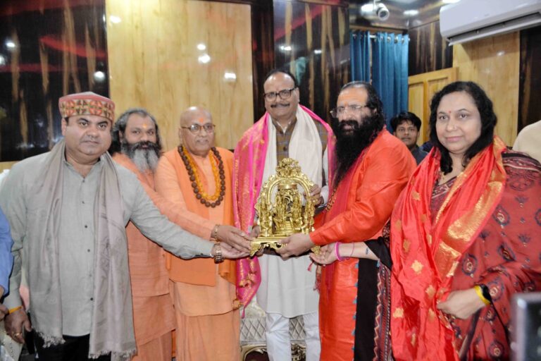 यूपी के उप मुख्यमंत्री ने अखाड़ा परिषद अध्यक्ष श्रीमहंत रविंद्रपुरी महाराज से लिया आशीर्वाद