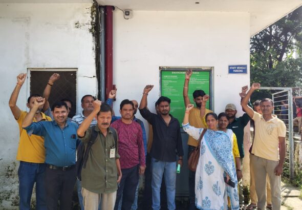 कंपनी में उत्पादन बंद होने के बाद श्रमिकों के रोजगार पर संकट ,कंपनी प्रबंधन पर लगाया षोषण का आरोप