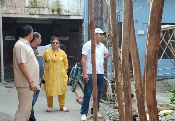कुंभ मेला भूमि पर पूर्व पार्षद का अवैध निर्माण, यूपी सिंचाई विभाग ने मौके पर पहुंचकर बंद कराया निर्माण कार्य