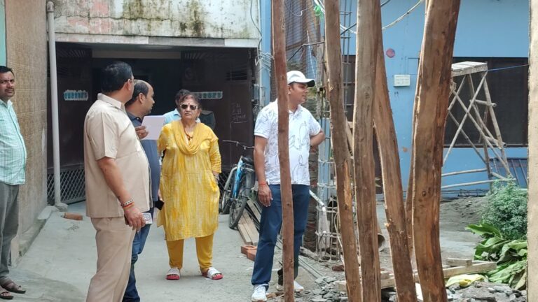 कुंभ मेला भूमि पर पूर्व पार्षद का अवैध निर्माण, यूपी सिंचाई विभाग ने मौके पर पहुंचकर बंद कराया निर्माण कार्य